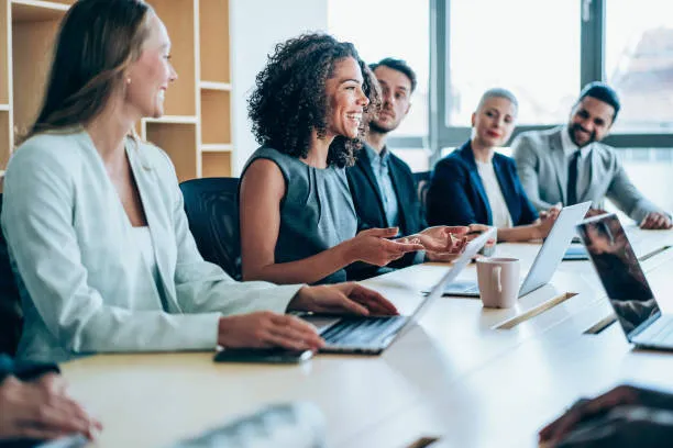 Reunión de diferentes miembros del equipo de algunas empresas de reclutamiento de personal para compartir varios resultados.