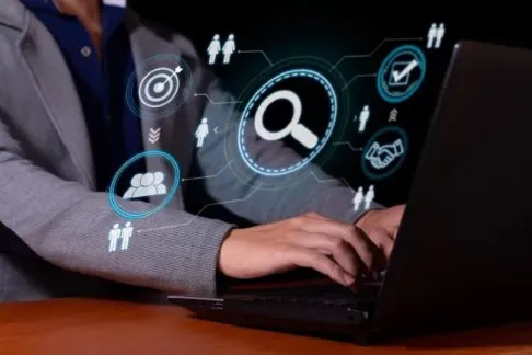 Un hombre, utilizando una computadora, está llevando a cabo el proceso de reclutamiento y selección de personal Proceso de reclutamiento y selección de personal mediante herramientas en línea, un hombre está utilizando una computadora