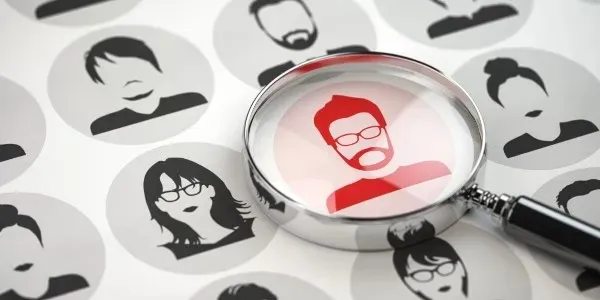  Proceso de reclutamiento y selección de personal, hay una plantilla con figuras de personas y la figura de un hombre está en rojo con una lupa