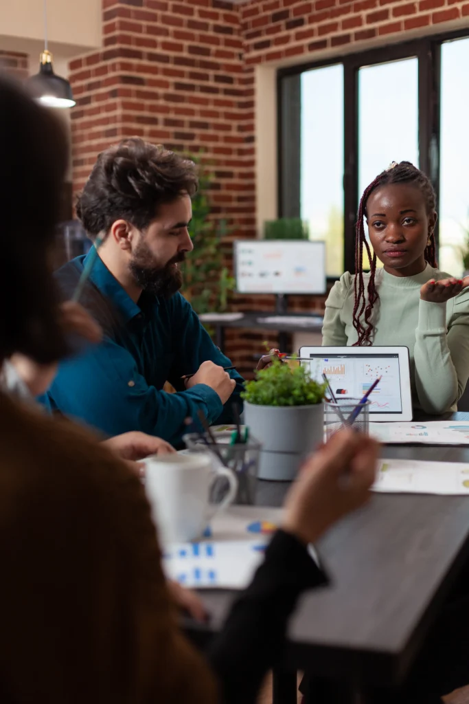 Personas que trabajan en recursos humanos están aprendiendo a usar people analytics, están usando sus computadoras