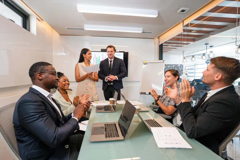 Nuevo miembro del equipo conoce a los demás trabajadores para iniciar el proceso de onboarding