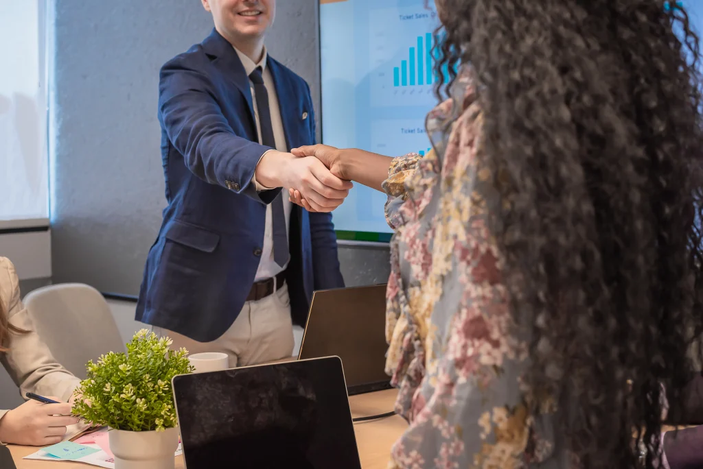  Inicio del proceso de onboarding, un jefe está estrechando la mano de su nueva trabajadora
