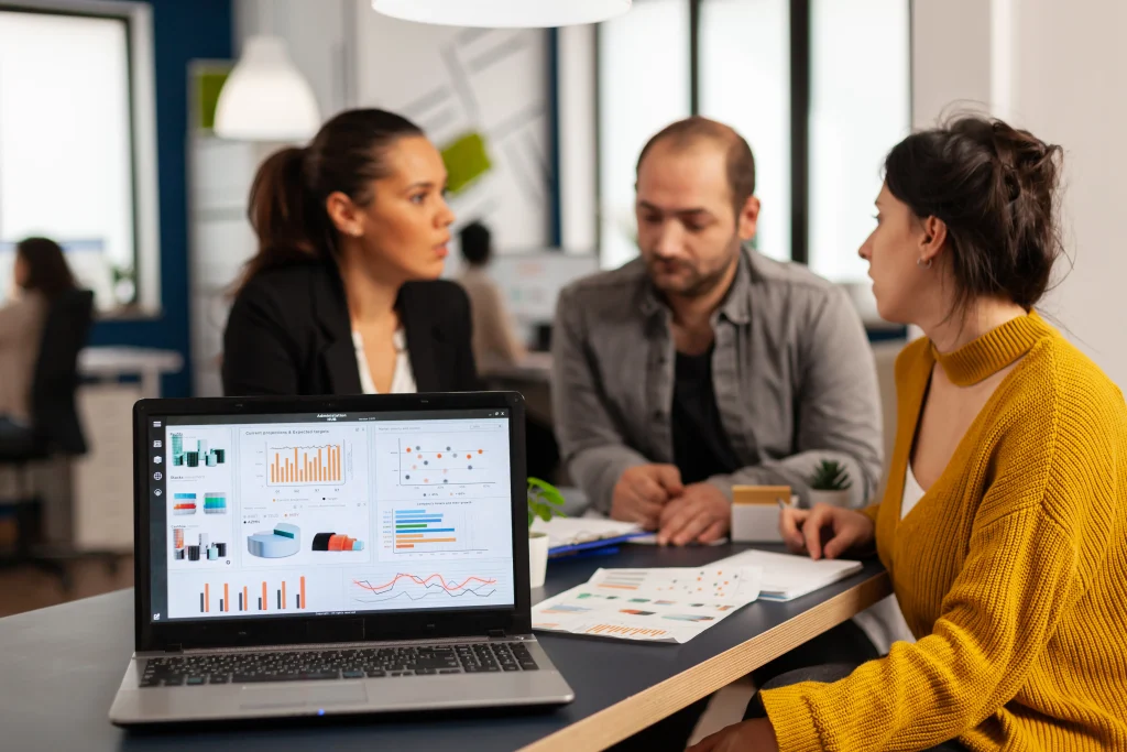 En una oficina de recursos humanos hay una computadora que tiene una gráfica hecha con people analytics