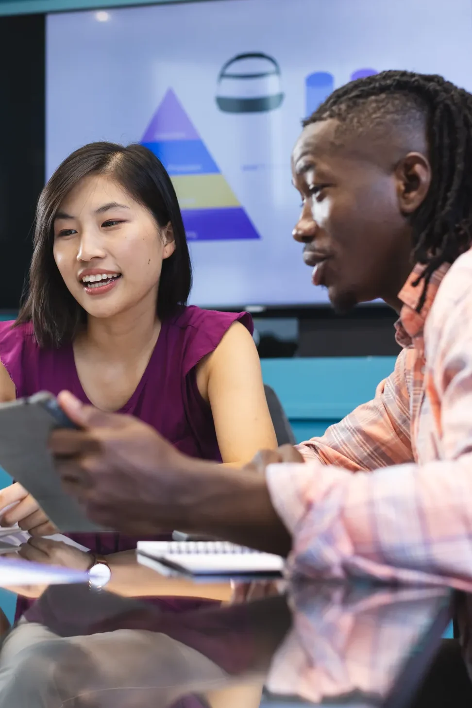 En un curso de reskilling hay dos personas que están tomándolo, sentados