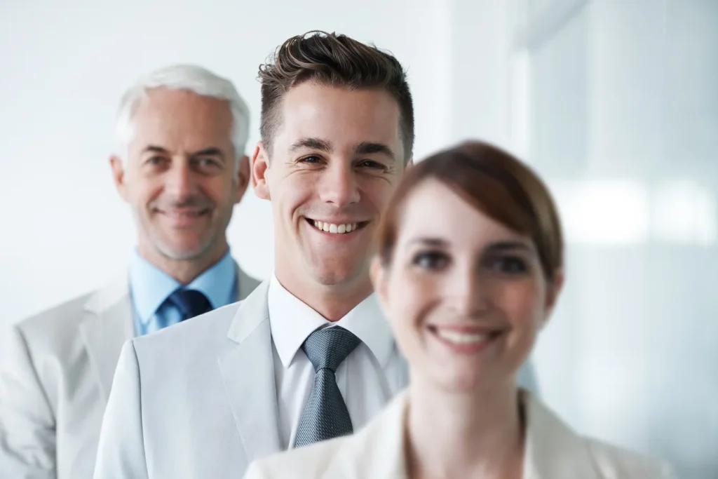 Se habla del bienestar laboral, hay un equipo empresarial que está sonriendo