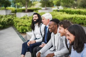 En el exterior hay unos empresarios que están hablando de bienestar laboral