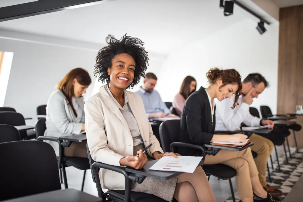 Hay un curso de reskilling, hay un equipo de una empresa, están sentados en unas sillas