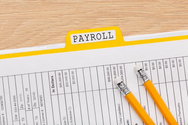 Folder con hoja payroll con números para timbrado de nómina