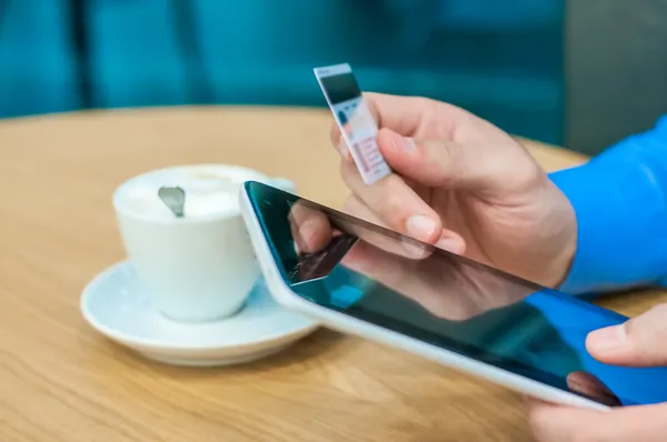 Hombre revisando su pago en su celular gracias a la dispersión de nómina digital